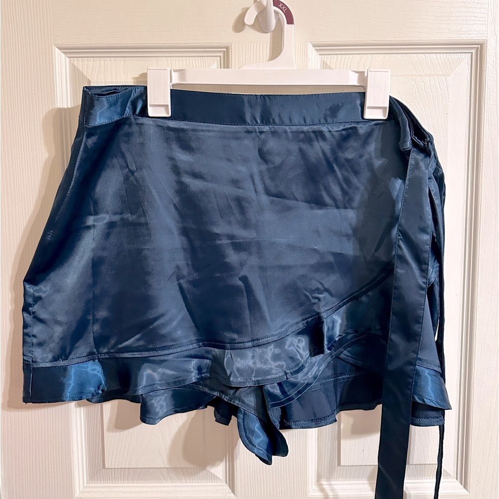 BNWT never worn or tried on
Size 1X Sugar Thrillz Basically Royal Wrap Skort